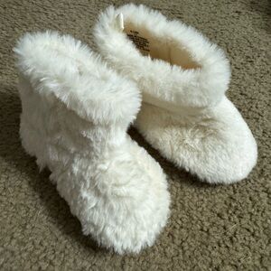 3/$15 NWOT Cozy White Furry Booties